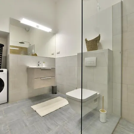 Central Newly Built Apartment, Aradi 아파트 *
