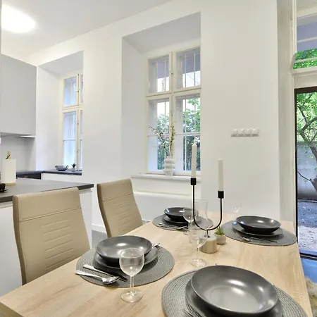 Central Newly Built Apartment, Aradi 아파트 *