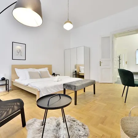 아파트 Central Newly Built Apartment, Aradi