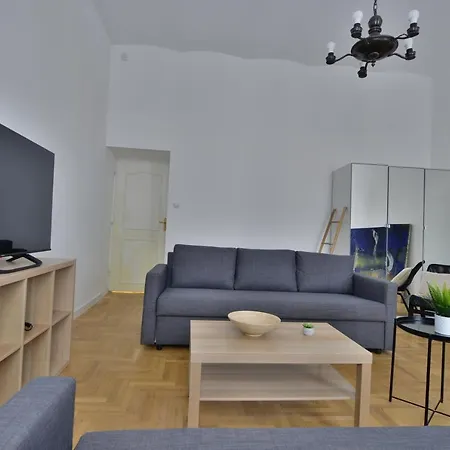 Central Newly Built Apartment, Aradi